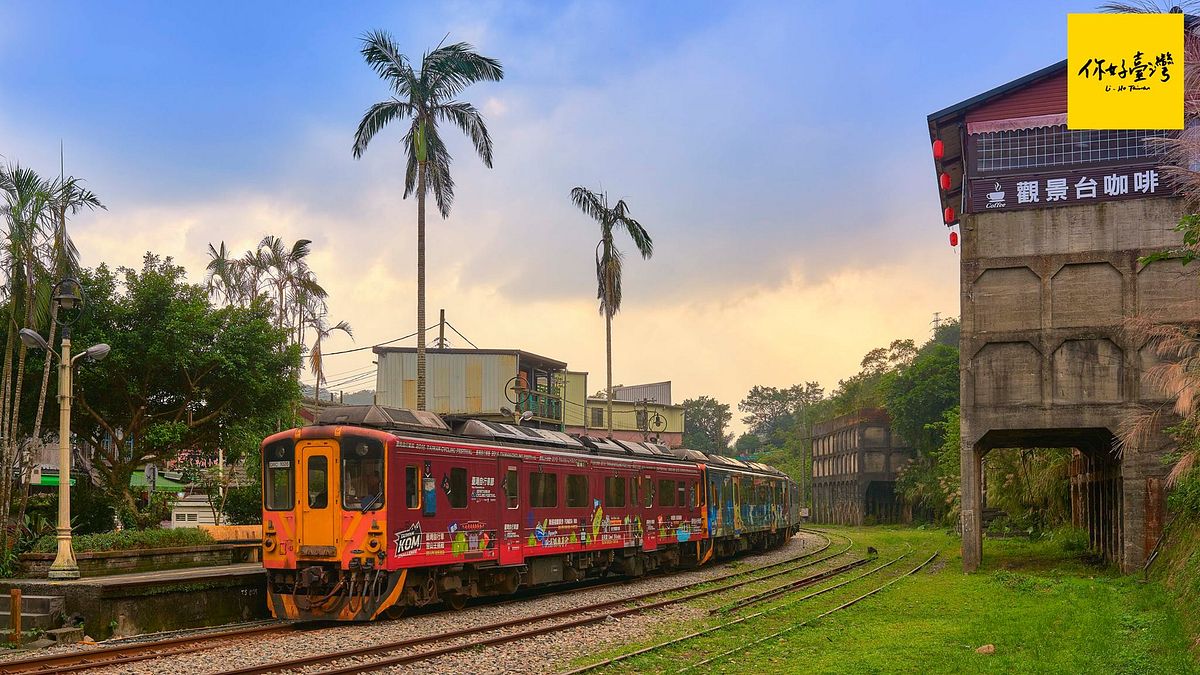 黃昏下的菁桐車站,車站對面褪了色的紅磚樓,是當時石底煤礦的儲煤櫃。(圖/你好臺灣) 黃昏下的菁桐車站,車站對面褪了色的紅磚樓,是當時石底煤礦的儲煤櫃。(圖/你好臺灣)