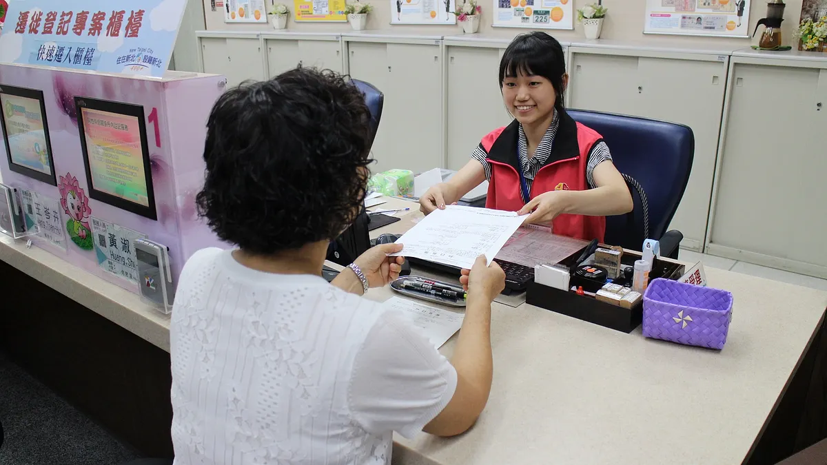 新北市各戶政事務所提醒民眾,小心不要被詐騙電話、騙取個資。(圖/新北市政府民政局提供) 新北市各戶政事務所提醒民眾,小心不要被詐騙電話、騙取個資。(圖/新北市政府民政局提供)