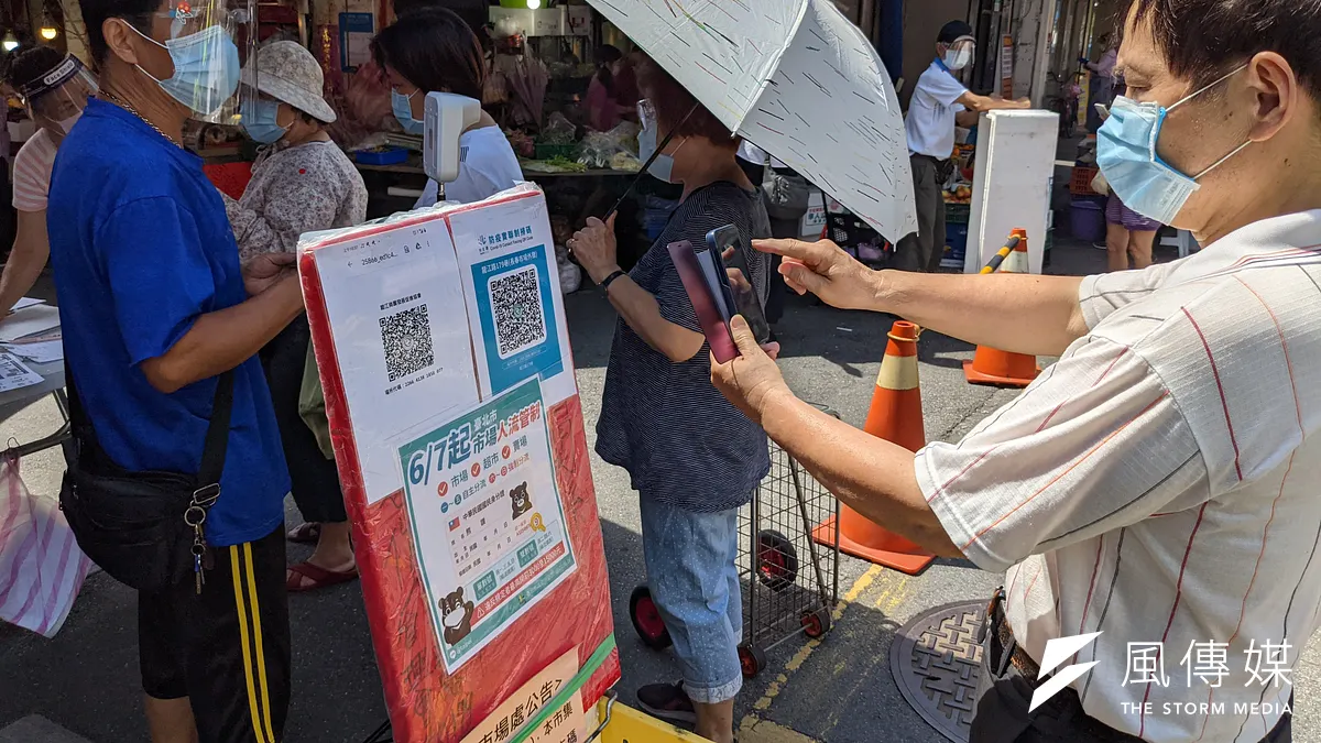有網友發文聲稱,政府明明說簡訊實聯制免費,自己卻莫名收到1922簡訊費用。示意圖,圖中人物與新聞無關。(資料照,顏麟宇攝) 有網友發文聲稱,政府明明說簡訊實聯制免費,自己卻莫名收到1922簡訊費用。示意圖,圖中人物與新聞無關。(資料照,顏麟宇攝)