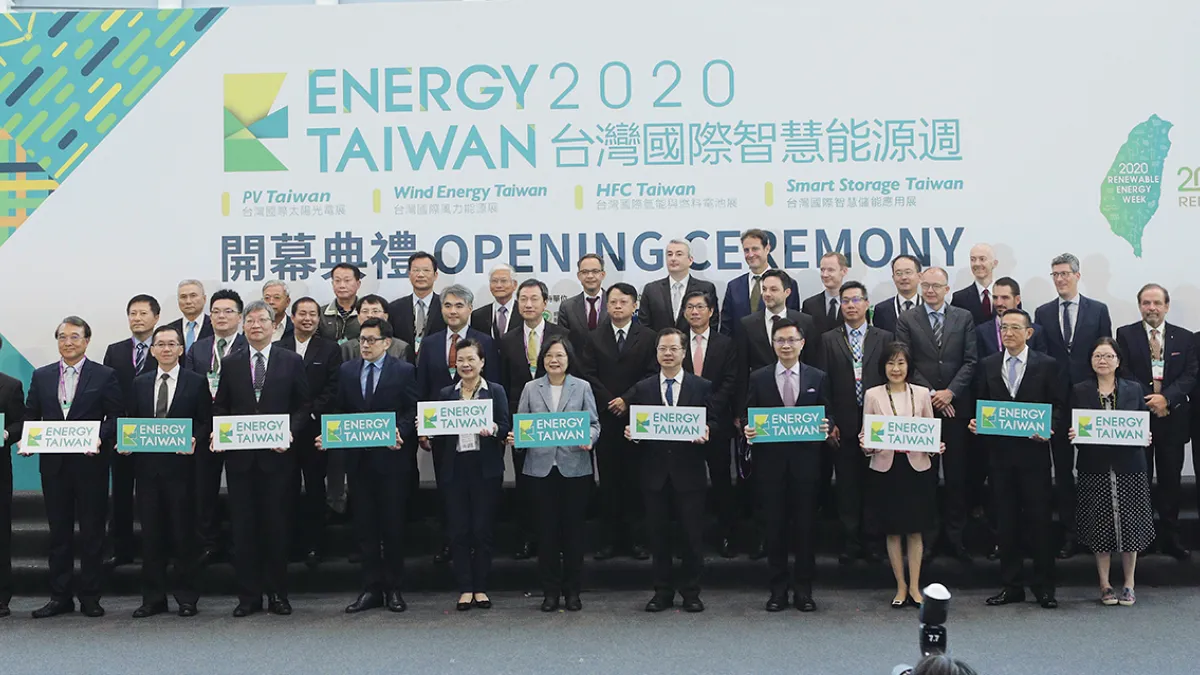 總統蔡英文今天表示,台電示範風場預計今年底完成,第二階段潛力場址,包括海能、允能風場也全力建置中,透過將台灣打造為亞洲綠能中心,就可以和歐洲風電先進國家合作,共同攜手打進國際盃。(海龍離岸風電提供)