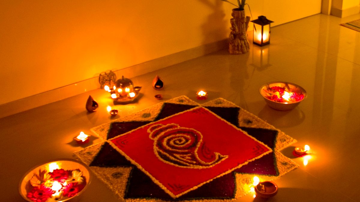 常出現在排燈節的藍果麗裝飾是使用彩色麵粉和沙子製作的。(取自維基百科) 常出現在排燈節的藍果麗裝飾是使用彩色麵粉和沙子製作的。(取自維基百科)