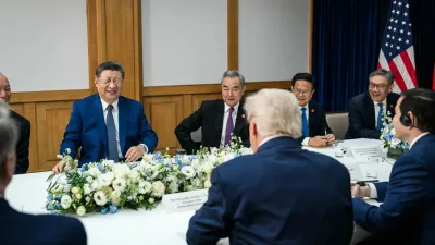 中國領導人習近平與美國總統川普會晤,美國白宮官網釋出系列照片,其中包括習被川普逗笑的罕見畫面。(取自美國白宮官網)