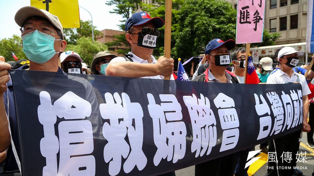 半年司法抗爭,婦聯會終於得以政治團體繼續存在不必強制轉型為政黨並清算。圖為「搶救婦聯會,民主向前行」活動。(顏麟宇攝) 半年司法抗爭,婦聯會終於得以政治團體繼續存在不必強制轉型為政黨並清算。圖為「搶救婦聯會,民主向前行」活動。(顏麟宇攝)