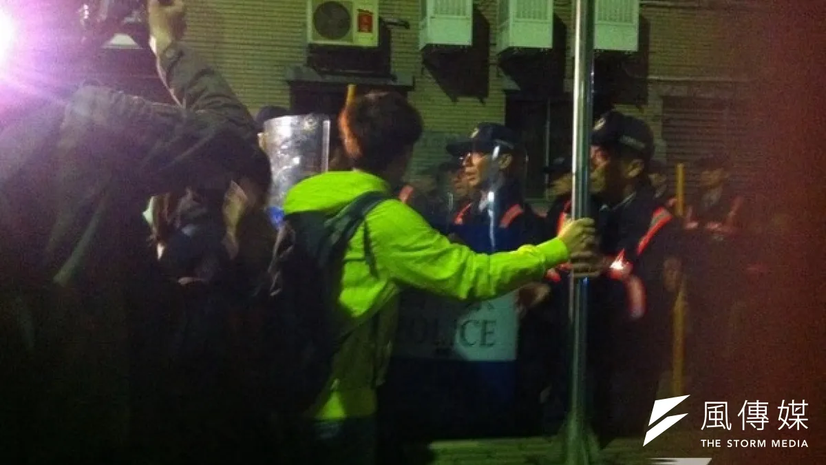7時35分,抗議群眾衝破政院封鎖線,人潮瘋狂湧進行政院,數十名學生衝到行政院1樓門口。(何孟奎攝)