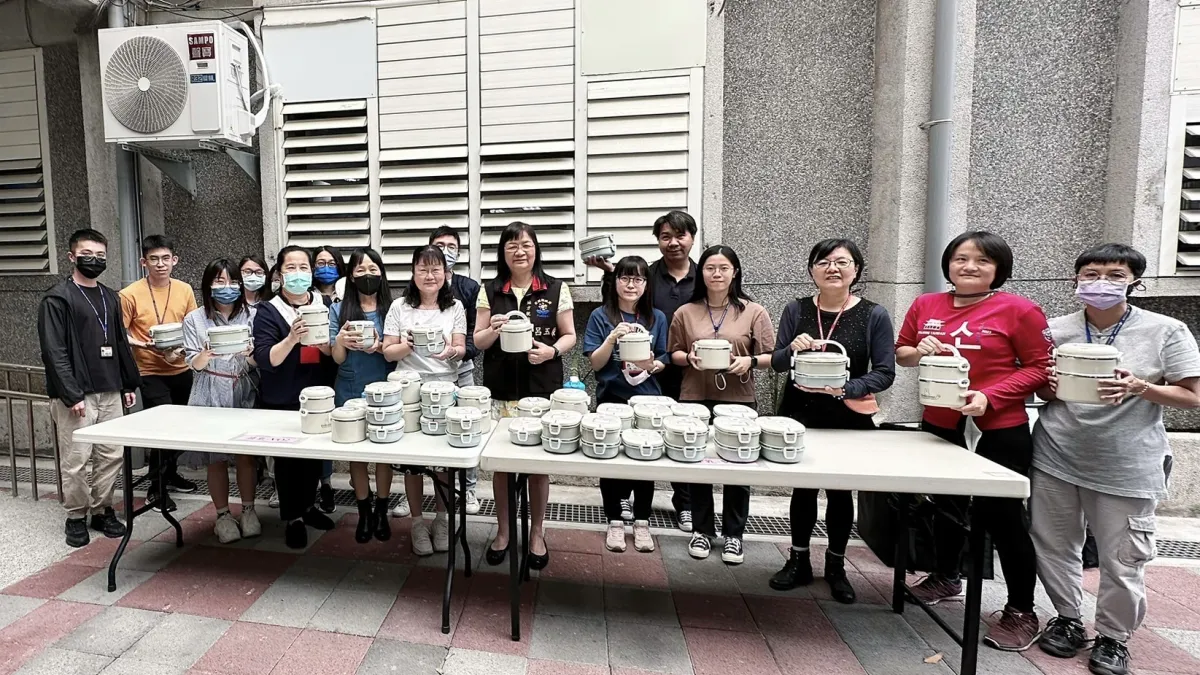 花蓮縣地方稅務局訂定每週三為地方稅務局「無肉蔬食日」,邀請同仁每週三不吃肉,一同環保減碳。(圖/花蓮縣政府提供)