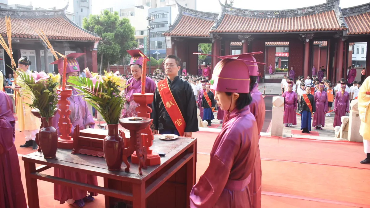 彰化縣至聖先師2567年誕辰祭孔大典,由縣長魏明谷擔任正獻官。(圖/彰化縣政府提供)