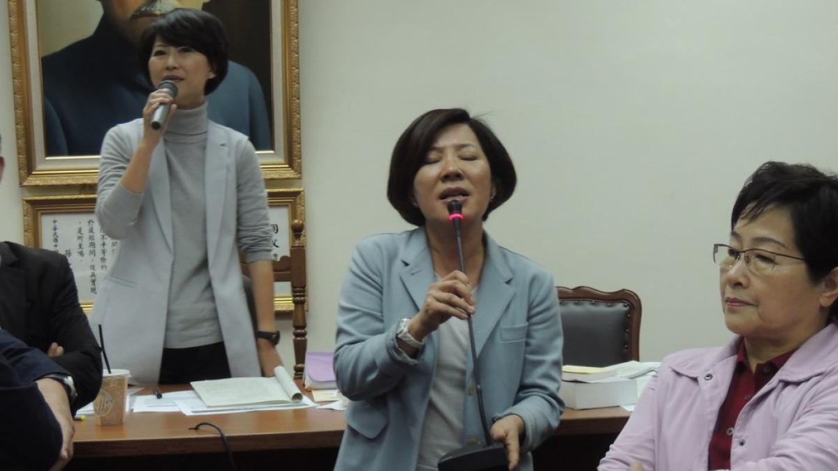 立院教育委員會審查非核家園相關法案,在國民黨立委陳淑慧(左二)杯葛下,該法案送院會協商。(葉瑜娟攝) 立院教育委員會審查非核家園相關法案,在國民黨立委陳淑慧(左二)杯葛下,該法案送院會協商。(葉瑜娟攝)