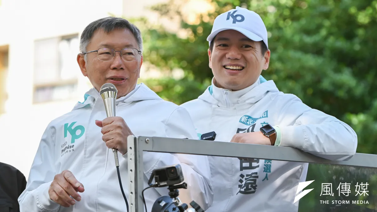 民眾黨創黨主席柯文哲(左)非要邱臣遠(右)選新北市長不可。(陳昱凱攝)