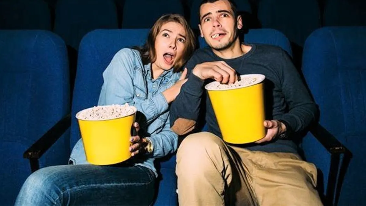 到底看鬼片、恐怖片,能不能幫助抒壓?還是單純自虐、嚇自己呢?讓我們聽精神科醫師怎麼說!(圖/華人健康網提供) 到底看鬼片、恐怖片,能不能幫助抒壓?還是單純自虐、嚇自己呢?讓我們聽精神科醫師怎麼說!(圖/華人健康網提供)