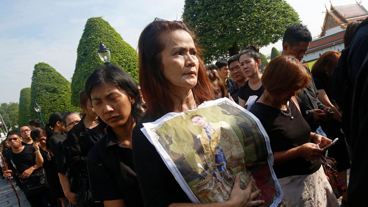 泰國國王蒲美蓬(Bhumibol Adulyadej)13日溘然長逝,享壽88歲,舉國哀悼。(AP) 泰國國王蒲美蓬(Bhumibol Adulyadej)13日溘然長逝,享壽88歲,舉國哀悼。(AP)