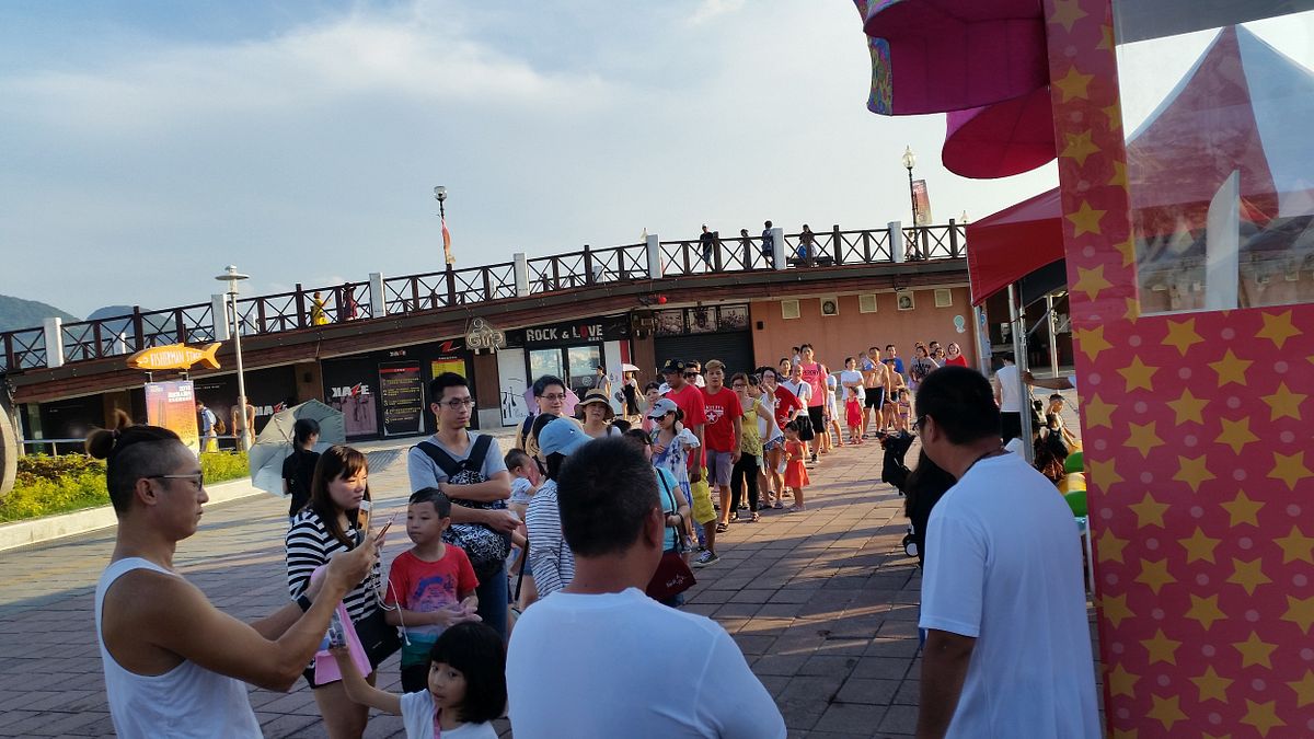 大批民眾熱情參加「2018淡水漁人碼頭仲夏趣瘋季-浪漫一夏」活動,排隊等待轉扭蛋。(圖/新北市政府漁業處提供) 大批民眾熱情參加「2018淡水漁人碼頭仲夏趣瘋季-浪漫一夏」活動,排隊等待轉扭蛋。(圖/新北市政府漁業處提供)