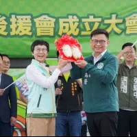 市長參選人、立委賴瑞隆在工業重鎮林園,成立首場地方後援會,立委林岱樺出任總會長,兩人高舉好彩頭拼勝選。(圖/賴瑞隆服務處提供) 市長參選人、立委賴瑞隆在工業重鎮林園,成立首場地方後援會,立委林岱樺出任總會長,兩人高舉好彩頭拼勝選。(圖/賴瑞隆服務處提供)