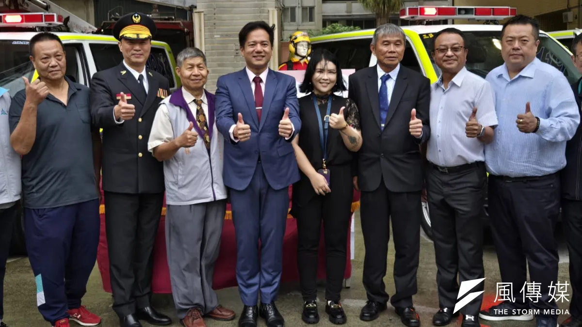 竹市5組熱心公益的企業及人士,24日聯合捐贈救護車、消防警備車、特種搜救隊個人裝備、消防頭盔、消防團體工作服及裝備。(圖/方詠騰攝)