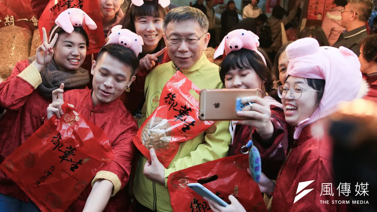 台北市長柯文哲「有在想組黨」。圖為柯文哲至迪化街掃街。(簡必丞攝)