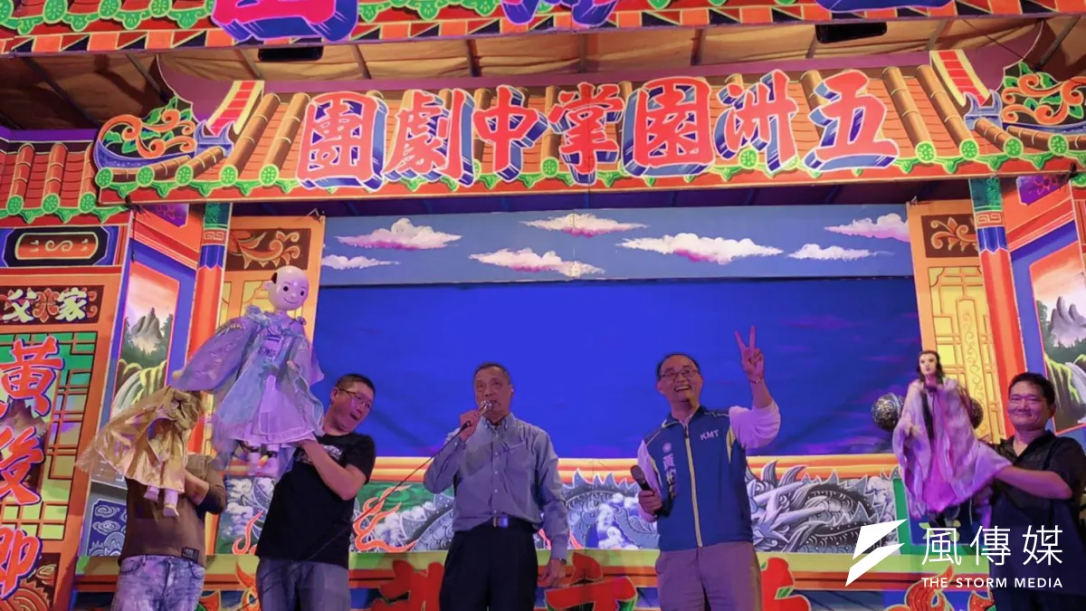 黃柏霖邀請到國寶級五洲園掌中劇團來到三鳳宮演出,與高雄人「藝起幸福」,活動現場湧進數百位民眾觀賞布袋戲的演出,反應熱烈。(圖/徐炳文攝)