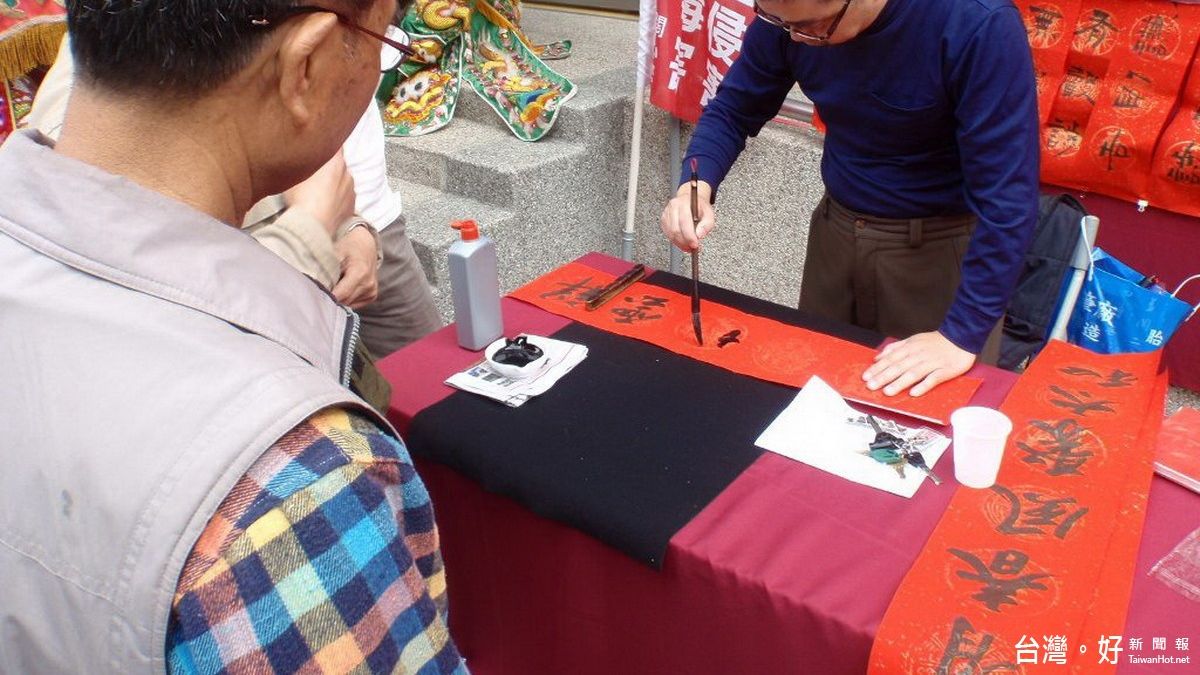 東勢公所新春揮毫贈桃符 邀地方名家題句贈鄉親 東勢公所新春揮毫贈桃符 邀地方名家題句贈鄉親