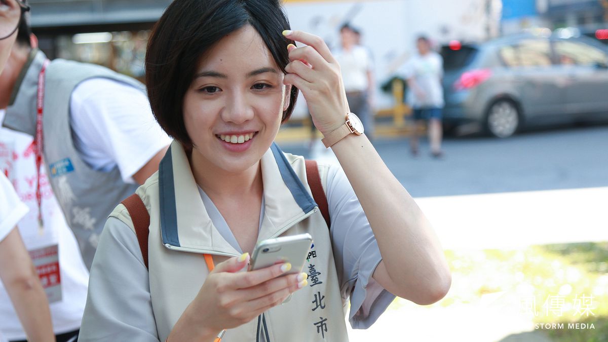 台北市府團隊29日前往新竹市進行市政參訪,台北市長柯文哲日前表示有4個女人可為他站台,今天來了3個,包含柯媽、陳佩琪與「學姊」黃瀞瑩。台北市長柯文哲幕僚黃瀞瑩則回應,目前還沒有這樣的計畫,把工作做好就好。(簡必丞攝) 台北市府團隊29日前往新竹市進行市政參訪,台北市長柯文哲日前表示有4個女人可為他站台,今天來了3個,包含柯媽、陳佩琪與「學姊」黃瀞瑩。台北市長柯文哲幕僚黃瀞瑩則回應,目前還沒有這樣的計畫,把工作做好就好。(簡必丞攝)