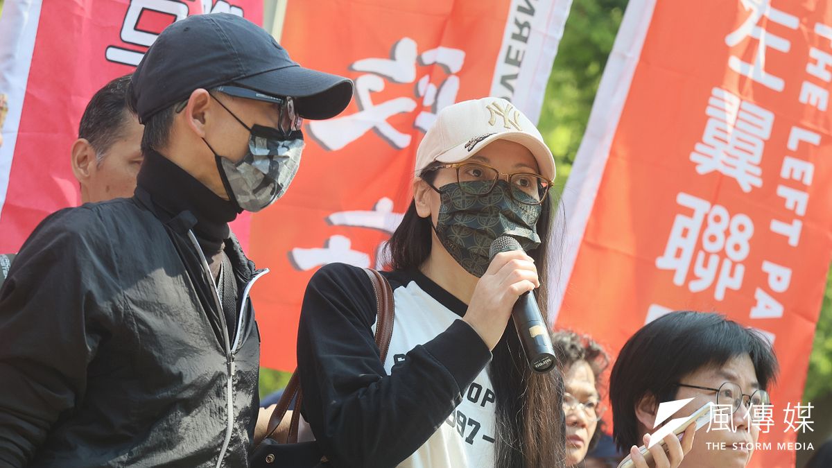 陸配「亞亞」(劉振亞)和台灣國際家庭互助協會25日在內政部前開記者會。(柯承惠攝) 陸配「亞亞」(劉振亞)和台灣國際家庭互助協會25日在內政部前開記者會。(柯承惠攝)