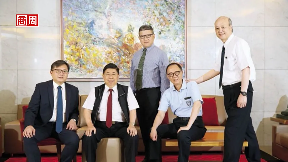 對老南紡而言,清楚區隔並加值各事業體,已成侯博明(左2)交棒前最大任務。採訪當天,他特別找來新任總經理王立範(左1)與各事業體負責人共同入鏡。(攝影.駱裕隆)