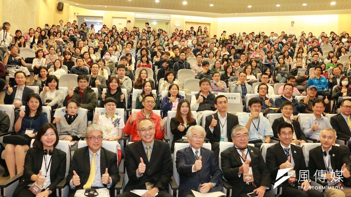 新北市邀請日本北海道東川町町長松岡市郎、你的椅子計畫主持人(前北海道副知事)磯田憲一教授,於國際地方創生論壇,交流分享地方創生實蹟做法,出席貴賓與現場逾300多位民眾合影。 (圖/李梅瑛攝) 新北市邀請日本北海道東川町町長松岡市郎、你的椅子計畫主持人(前北海道副知事)磯田憲一教授,於國際地方創生論壇,交流分享地方創生實蹟做法,出席貴賓與現場逾300多位民眾合影。 (圖/李梅瑛攝)