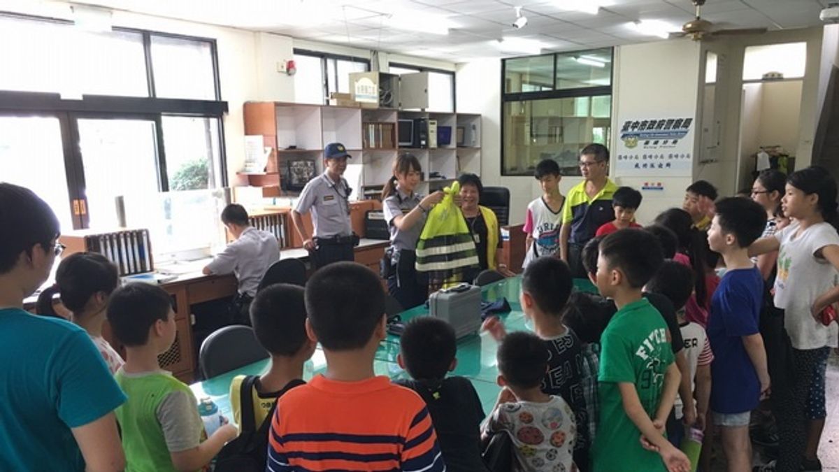大里安親班參觀成功派出所 警花陪小朋友一起同樂 大里安親班參觀成功派出所 警花陪小朋友一起同樂