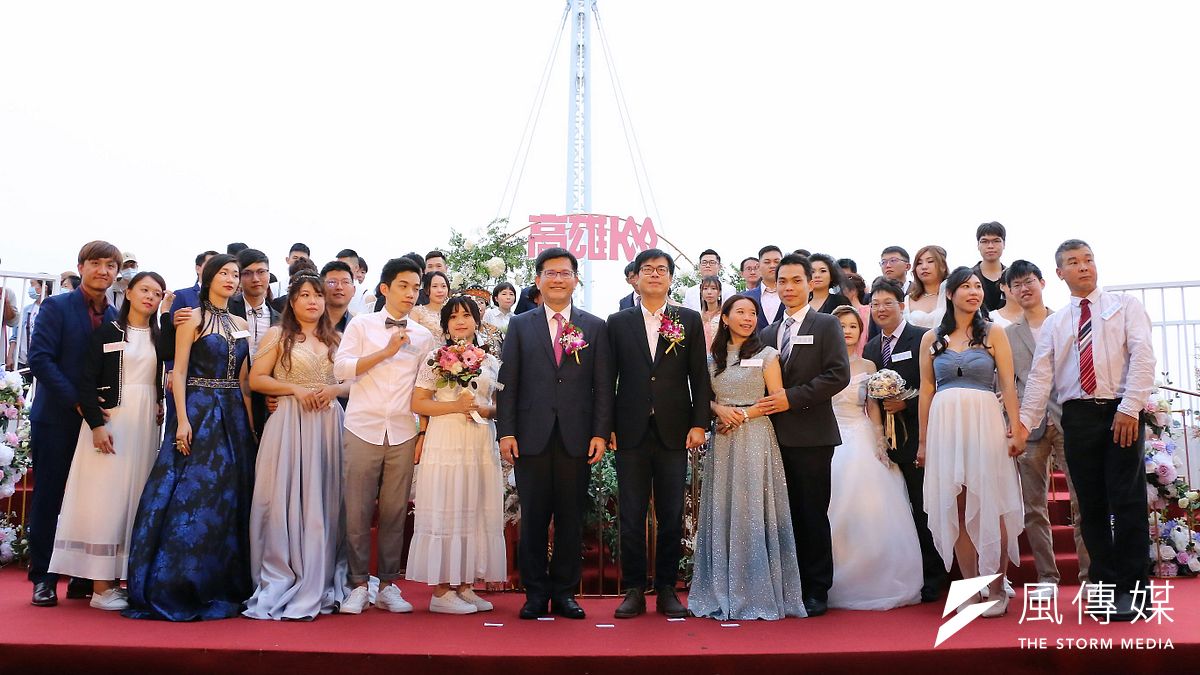「大港啟航-艇你幸福」活動,30對新人在市長陳其邁及交通部長林佳龍的見證,於高雄浪漫的大港橋互許終生。(圖/徐炳文攝) 「大港啟航-艇你幸福」活動,30對新人在市長陳其邁及交通部長林佳龍的見證,於高雄浪漫的大港橋互許終生。(圖/徐炳文攝)
