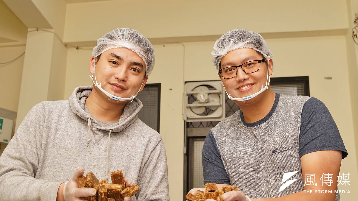 20180210-青年創業黑糖兄弟大瑋(左)、阿鴻,手工製作的黑糖薑母是店內招牌。(盧逸峰攝) 20180210-青年創業黑糖兄弟大瑋(左)、阿鴻,手工製作的黑糖薑母是店內招牌。(盧逸峰攝)