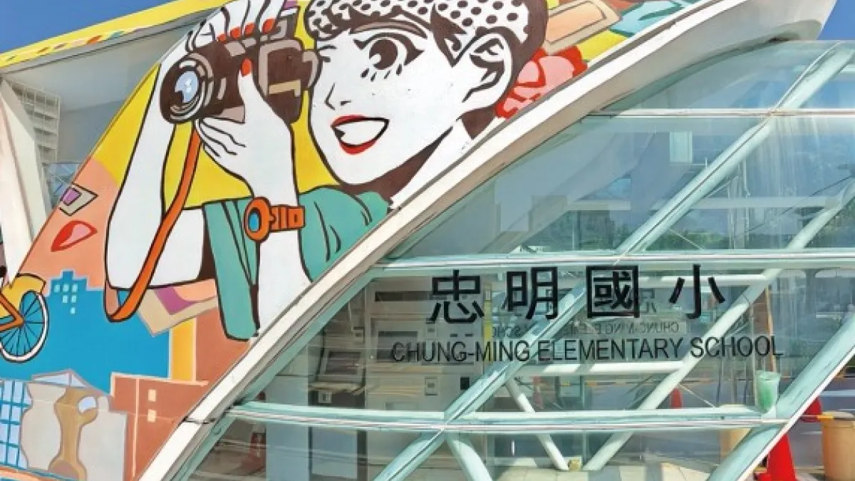 台中第一座以大型動漫為主題的彩繪公車站-忠明國小站彩繪完成,鮮豔的色彩成為亮點。(圖/台中市政府提供)