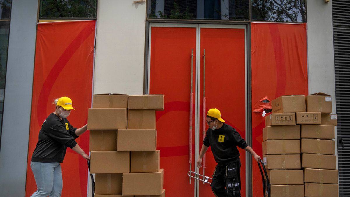 2023年4月,北京一間商場的工人正在搬貨。(美聯社) 2023年4月,北京一間商場的工人正在搬貨。(美聯社)