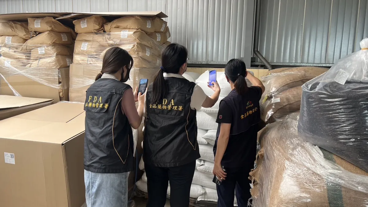 台中市府食安處人員前往綠吔實業稽查業者製造的「古月粉」。(圖/台中市政府)
