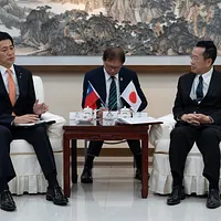 日本議員小林鷹之(左)が訪台、国防部長の顧立雄(右)が迎え、印太戦略や安全保障、日台関係など重要な議題を交流した。(写真/国防部提供) 日本議員小林鷹之(左)が訪台、国防部長の顧立雄(右)が迎え、印太戦略や安全保障、日台関係など重要な議題を交流した。(写真/国防部提供)
