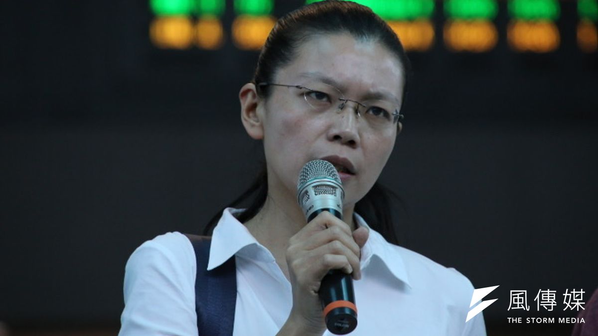 幾次接到李凈瑜請教電話的綠營人士就說,每次電話一來,李就是泣不成聲許久,然後才能勉強開口提問,作為多年熟識友人,除了心疼,也就只能心疼。(石秀娟攝) 幾次接到李凈瑜請教電話的綠營人士就說,每次電話一來,李就是泣不成聲許久,然後才能勉強開口提問,作為多年熟識友人,除了心疼,也就只能心疼。(石秀娟攝)