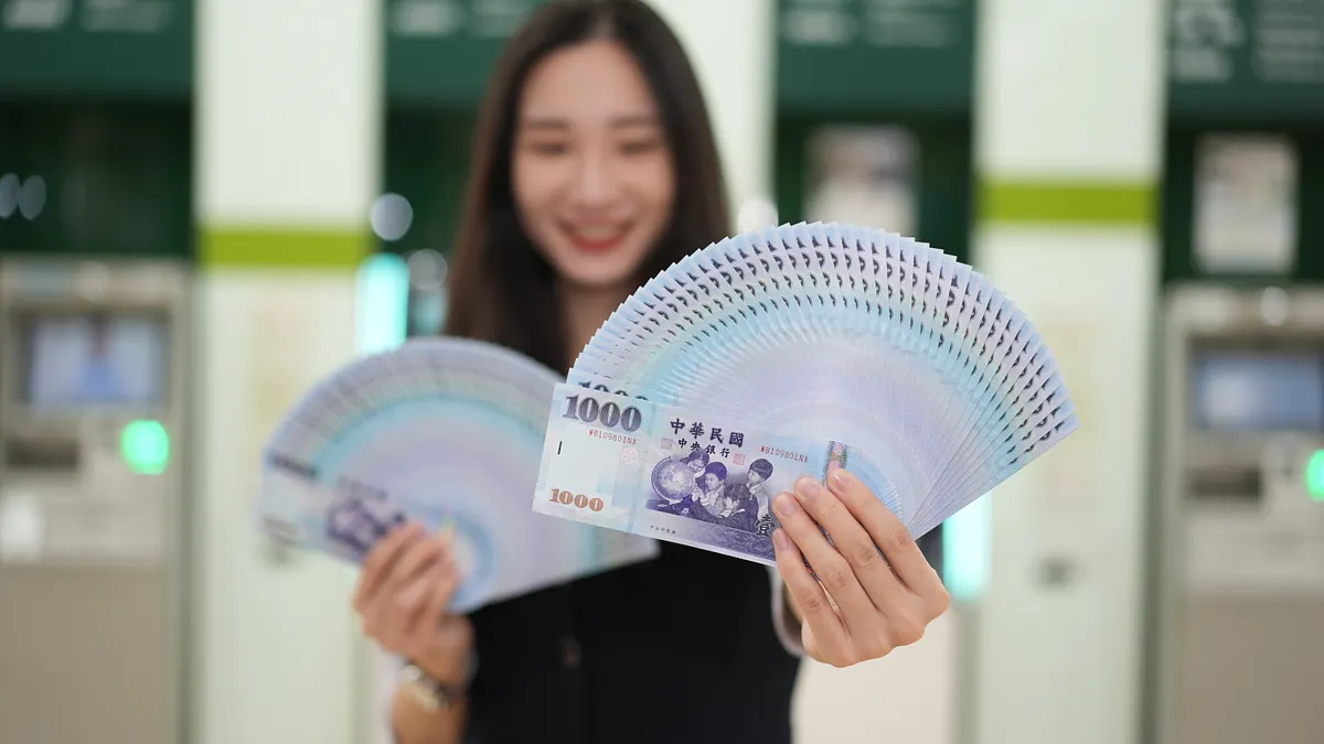 雨果在臉書「雨果的投資理財生活觀」中舉例說明,若以 20 歲起步,每月固定投入 1.1 萬元、設定年化報酬率 7.2%,前 20 年穩定累積本金,後 20 年不再投入但持續滾動複利,最終可累積至約 3000 萬退休金。(風傳媒資料照) 雨果在臉書「雨果的投資理財生活觀」中舉例說明,若以 20 歲起步,每月固定投入 1.1 萬元、設定年化報酬率 7.2%,前 20 年穩定累積本金,後 20 年不再投入但持續滾動複利,最終可累積至約 3000 萬退休金。(風傳媒資料照)