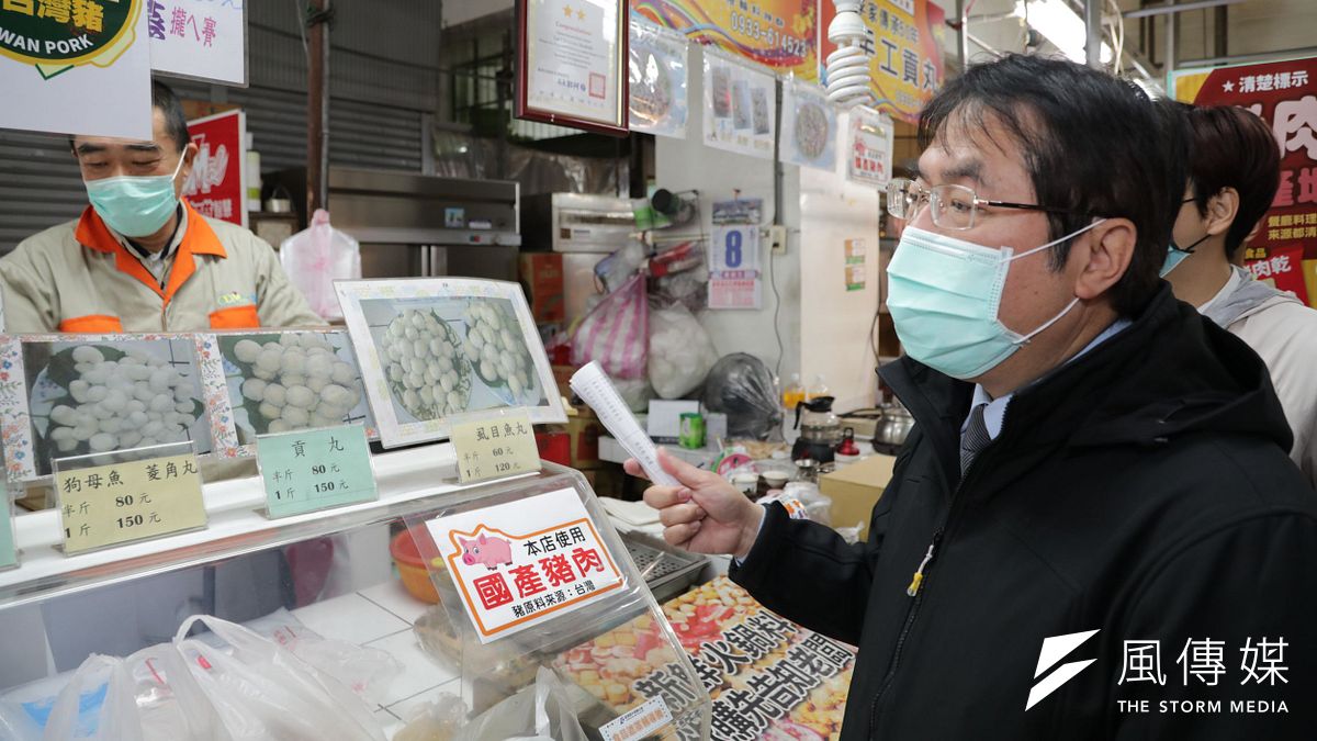 台南市長黃偉哲今(8)日上午前往視察北區開元公有零售市場攤商食品原產地標示及來源。(圖/徐炳文攝) 台南市長黃偉哲今(8)日上午前往視察北區開元公有零售市場攤商食品原產地標示及來源。(圖/徐炳文攝)