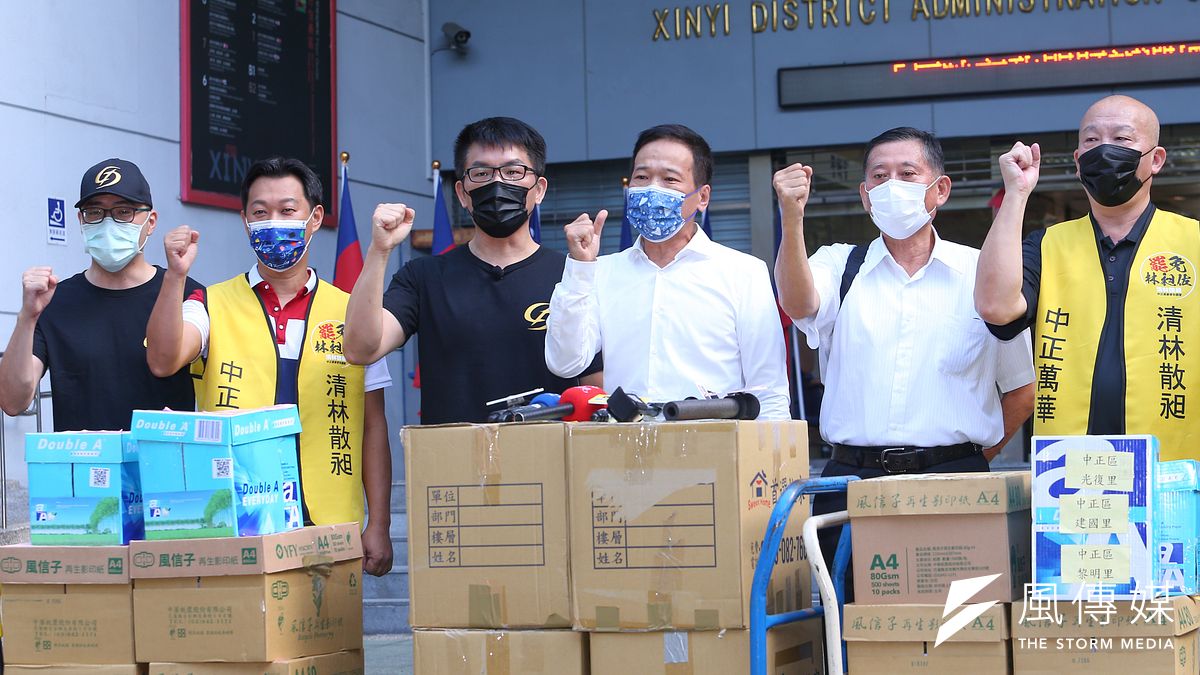 20211009-台北市議員鍾小平(右三)、前台北市議員童仲彥(左三)、罷免林昶佐領銜人鄭大平(右二)及萬華在地居民9日至台北市選舉委員會繳交連署書。(顏麟宇攝) 20211009-台北市議員鍾小平(右三)、前台北市議員童仲彥(左三)、罷免林昶佐領銜人鄭大平(右二)及萬華在地居民9日至台北市選舉委員會繳交連署書。(顏麟宇攝)