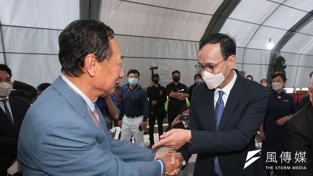 鴻海創辦人郭台銘(左)、國民黨主席朱立倫(右)。(資料照,顏麟宇攝) 鴻海創辦人郭台銘(左)、國民黨主席朱立倫(右)。(資料照,顏麟宇攝)