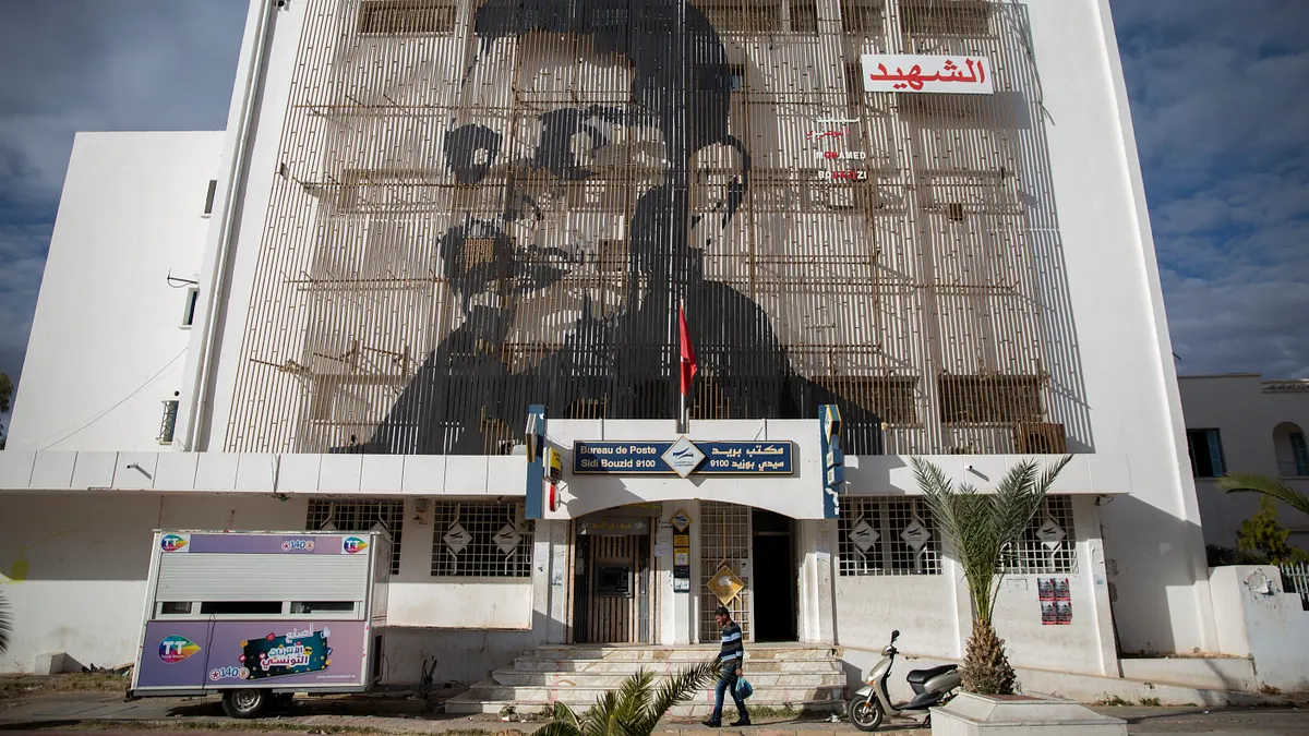 阿拉伯之春十周年。2010年12月10日,突尼西亞小販布瓦吉吉自焚抗議,掀起阿拉伯之春浪潮。他的肖像被畫在家鄉樓房上。(AP) 阿拉伯之春十周年。2010年12月10日,突尼西亞小販布瓦吉吉自焚抗議,掀起阿拉伯之春浪潮。他的肖像被畫在家鄉樓房上。(AP)