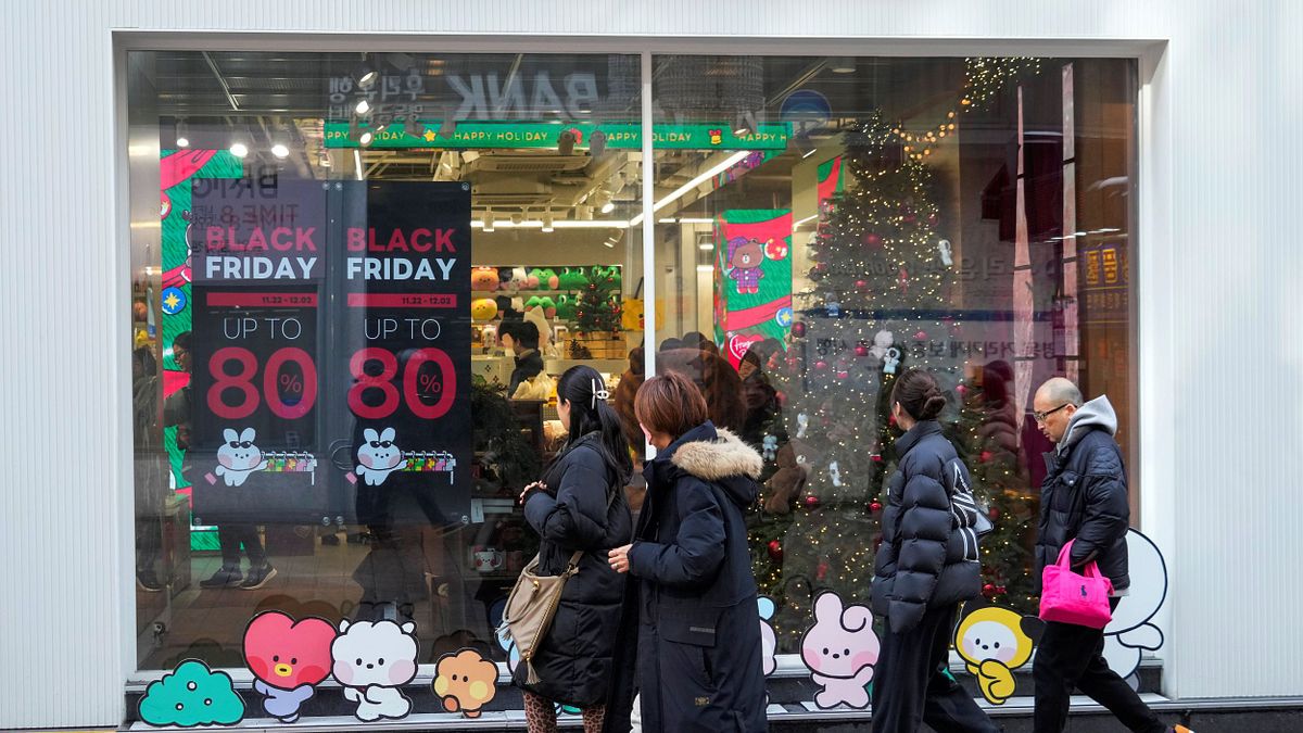南韓首爾市區商店掛上「黑色星期五」促銷海報。(美聯社) 南韓首爾市區商店掛上「黑色星期五」促銷海報。(美聯社)