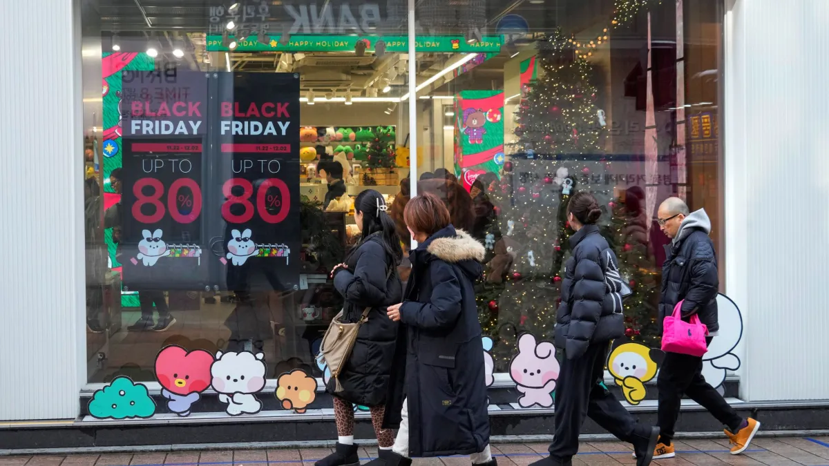南韓首爾市區商店掛上「黑色星期五」促銷海報。(美聯社)