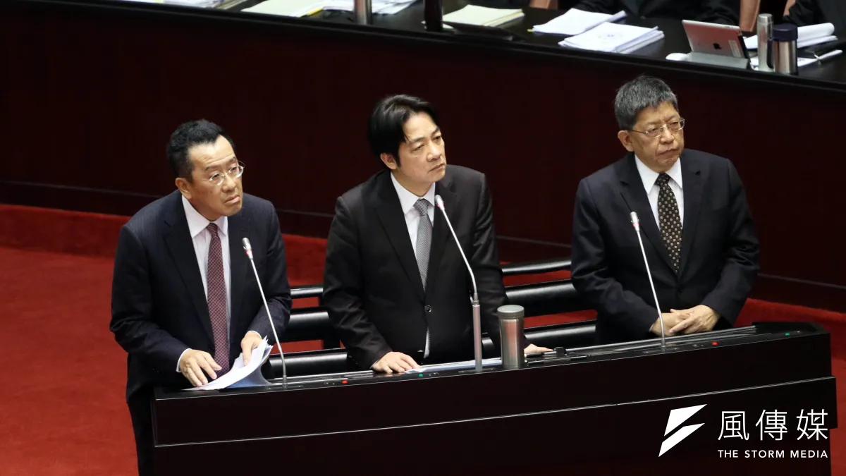 行政院長賴清德上午前往立法院,進行施政報告及總質詢。右為陸委會副主委林正義,左為金管會主委顧立雄。(蘇仲泓攝)