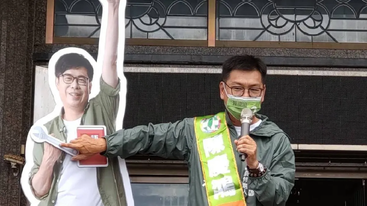 民進黨岡山區市議員參選人陳慶鴻表示,立委邱志偉已多次到岡山棒球場會勘、爭取到經費修繕。(圖/徐炳文攝)