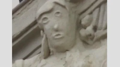 西班牙帕倫西亞(Palencia)的百年雕像遭修復人士破壞成眼歪嘴斜的模樣,遭到當地畫家卡帕爾(Antonio Guzmán Capel)於臉書貼文諷刺(翻攝臉書)