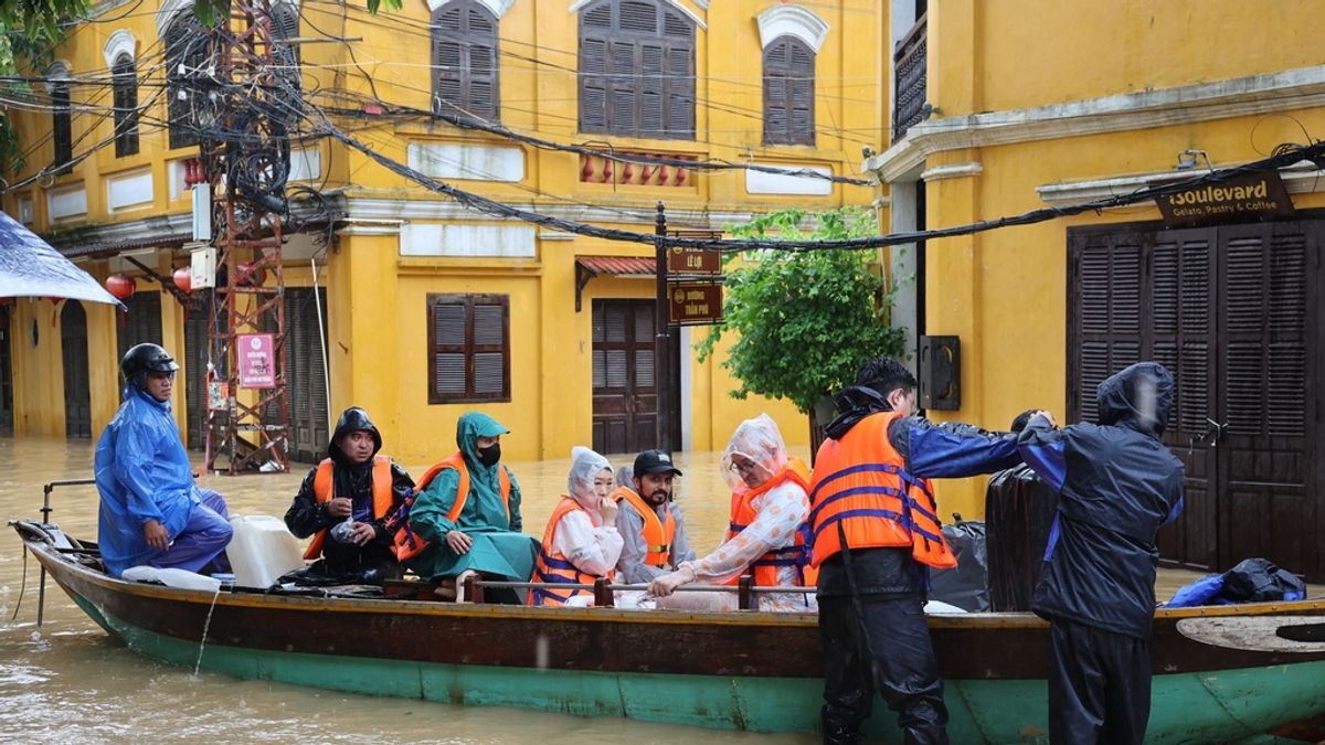 越南中部因豪雨引發水災 會安古城變「水鄉澤國」、至少釀10死災情