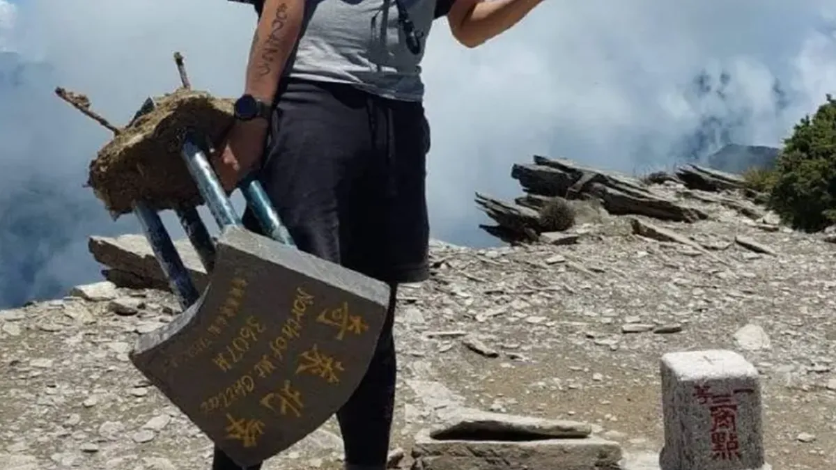 疑有登山客拔起奇萊北峰山頂的標示牌,並舉出不雅手勢的照片在各大社群流傳。對於山頂標示牌疑似遭破壞,有山友向太魯閣國家公園管理處檢舉。(圖/翻攝何姓山友IG)