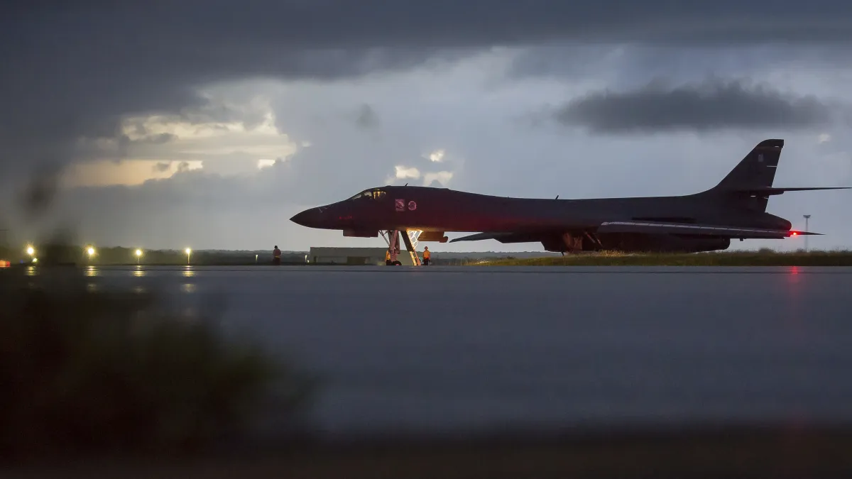 美軍B-1B「槍騎兵」(B-1B Lancer)轟炸機23日從關島(Guam)安德森空軍基地(Andersen Air Force Base)起飛,飛越北韓東部海域(AP)