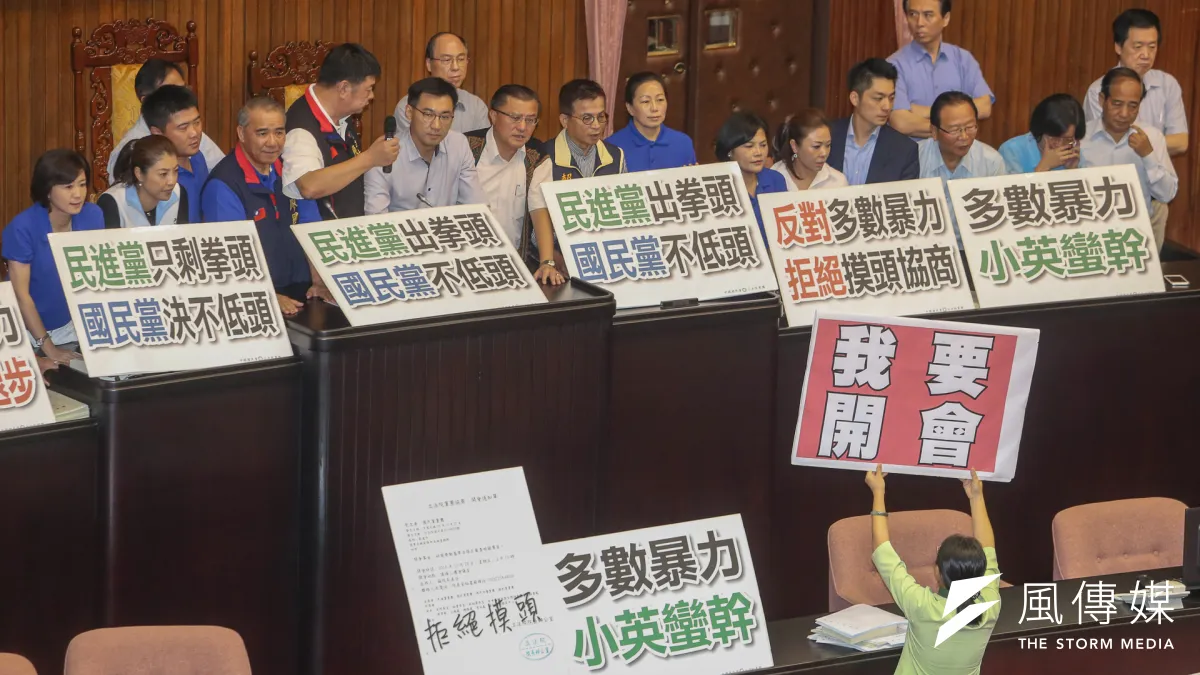 蘇嘉全認為,「議事規則在那裡,大家不照議事規則來,議事規則有霸占主席台這麼一個議事規則嗎?沒有,所以就亂掉嘛!」(陳明仁攝)