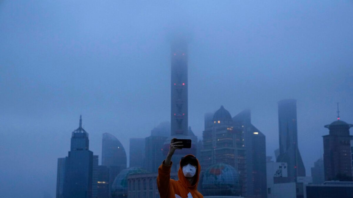 2022年6月1日、上海解封當天清晨,民眾在東方明珠廣播電視塔附近自拍。(美聯社) 2022年6月1日、上海解封當天清晨,民眾在東方明珠廣播電視塔附近自拍。(美聯社)