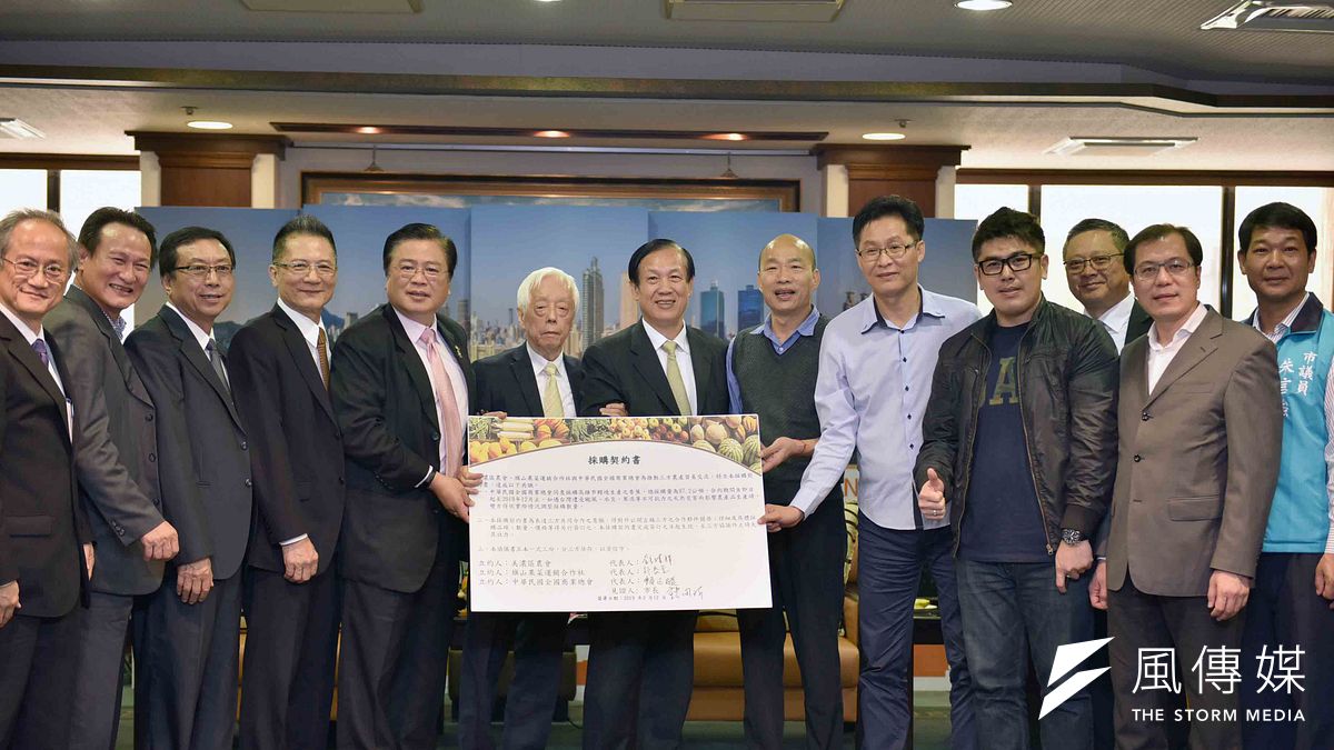 中華民國全國商業總會與美濃區農會、旗山果菜運銷合作社,在高雄市長韓國瑜(前排右四)的見證下,共同簽訂採購合約。(圖/徐炳文攝) 中華民國全國商業總會與美濃區農會、旗山果菜運銷合作社,在高雄市長韓國瑜(前排右四)的見證下,共同簽訂採購合約。(圖/徐炳文攝)