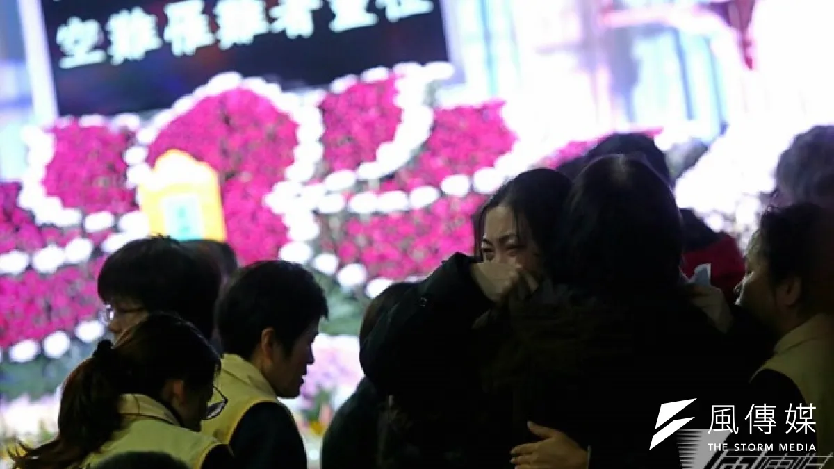 復興空難,不少罹難者是陸客,圖為5日陸客團家屬到第二殯儀館。(余志偉攝)