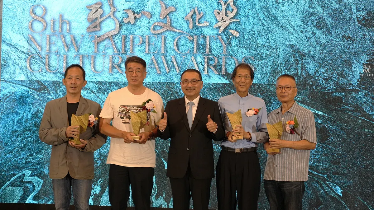 本屆獲獎者及團體包含文化資產保存推動者莊芳榮(右二)、陶藝大師劉鎮洲(右一)、「新象創作劇團」(左一)以及百年北管曲藝團體「淡水南北軒」(左二)。(圖/新北市文化局) 本屆獲獎者及團體包含文化資產保存推動者莊芳榮(右二)、陶藝大師劉鎮洲(右一)、「新象創作劇團」(左一)以及百年北管曲藝團體「淡水南北軒」(左二)。(圖/新北市文化局)